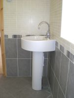 Round basin and pedestal with mixer tap Round basin and pedestal with mixer tap
