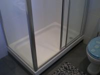 Double shower tray and gless enclosure with close coupled wc Double shower tray and gless enclosure with close coupled wc